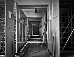 Metalskabs-trenden: Hvordan du kan inkorporere metal i din indretning