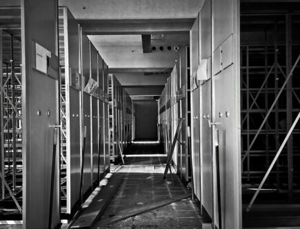 Metalskabs-trenden: Hvordan du kan inkorporere metal i din indretning